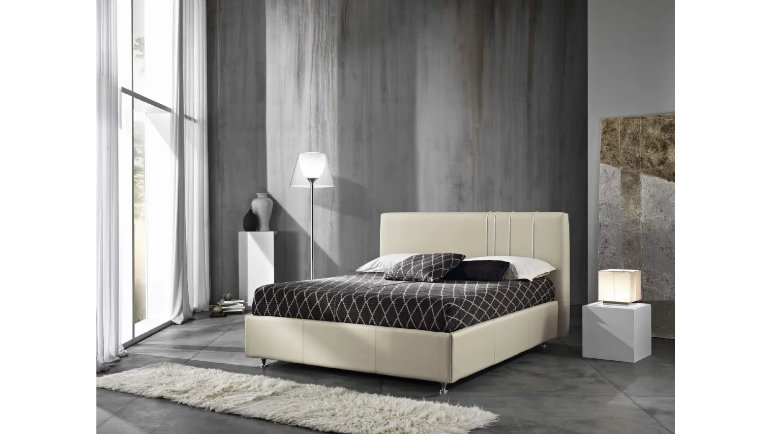 Letto in ecopelle con testiera Caligola di MaxHome