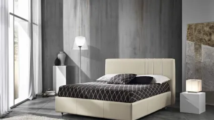 Letto in ecopelle con testiera Caligola di MaxHome