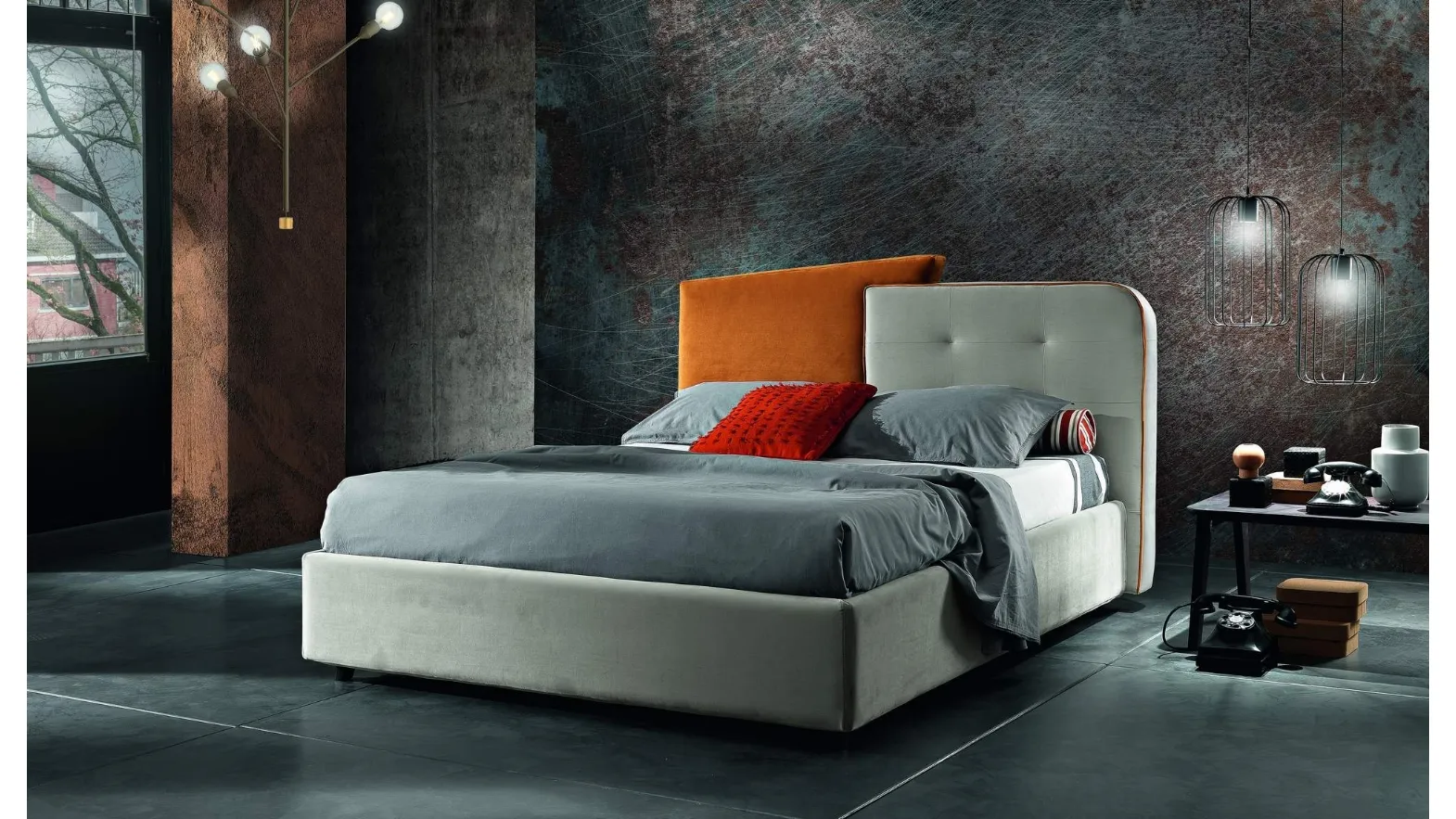 Letto in tessuto con testiera asimmetrica bicolore Dixon di MaxHome