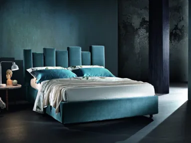 Letto in tessuto imbottito con testiera asimmetrica Kendo di MaxHome