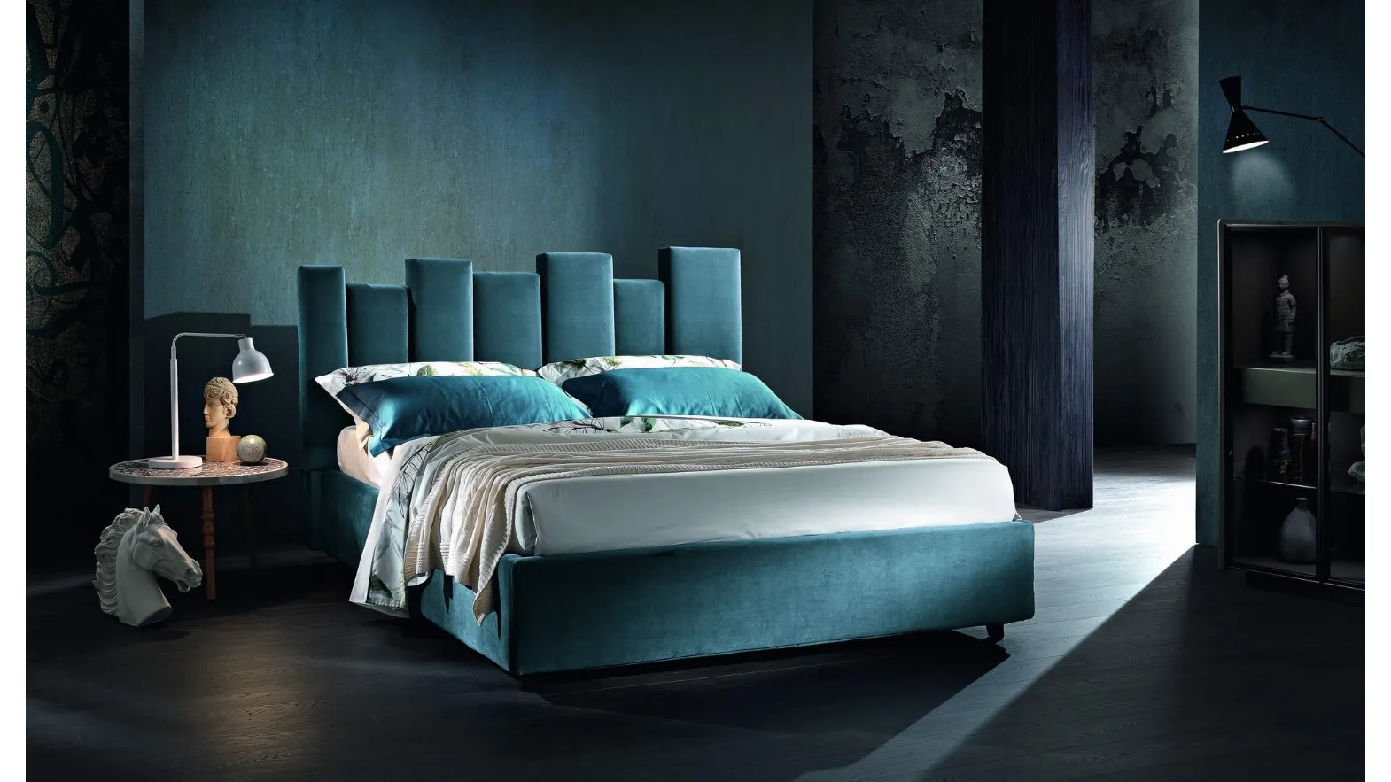 Letto in tessuto imbottito con testiera asimmetrica Kendo di MaxHome