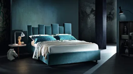 Letto in tessuto imbottito con testiera asimmetrica Kendo di MaxHome