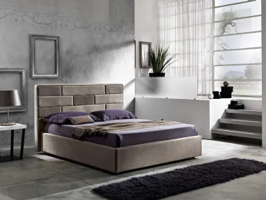 Letto con testiera composta da una trapuntatura a settori con due colori a contrasto che vestono un flessuoso schienale imbottito Suite di MaxHome