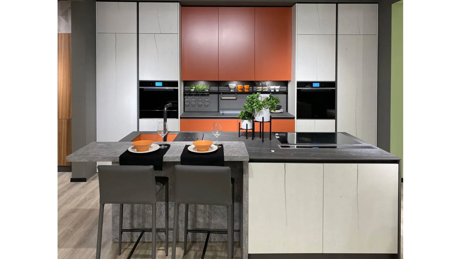 Cucina Moderna con isola Tiffany e Nala terracotta opaco e rovere pietra di Mobilturi