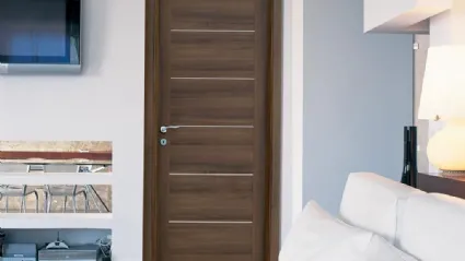 Porta per interni Ideal 03 in legno con inserti orizzontali in alluminio di Nusco